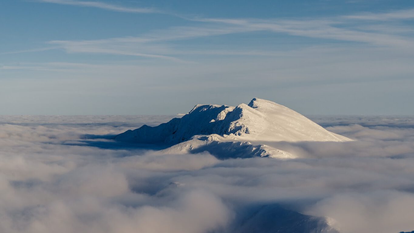 Der größte Teil des Berges versinkt in den Wolken.