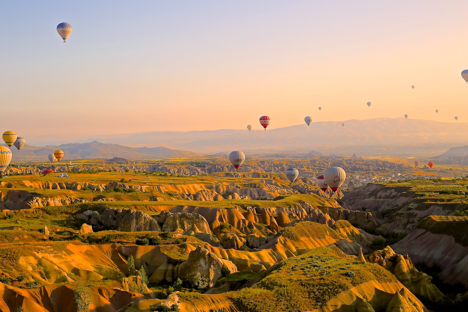 Heißluftballons über einer Landschaft – ein Sinnbild für Dein Marktumfeld